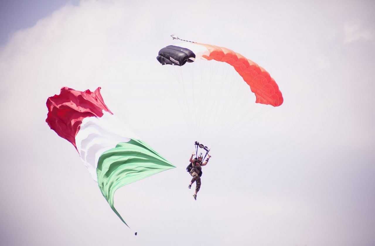 Coccaglio, lancio dei paracadutisti FOTO-VIDEO