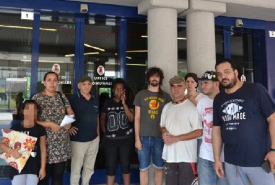 Due famiglie senza casa protestano davanti al Municipio
