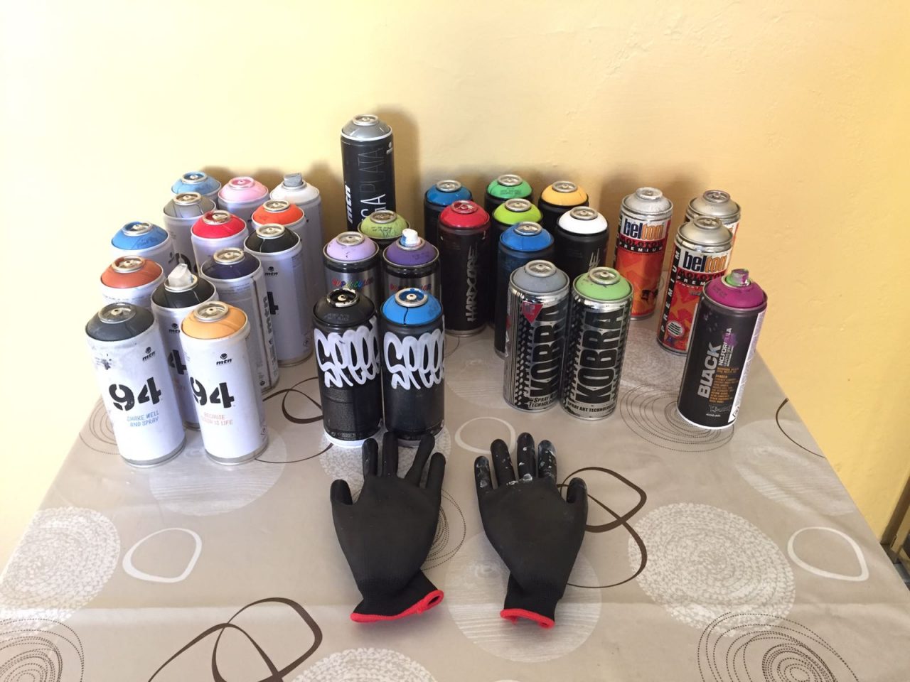 Andavano a colorare i treni di notte: tre writer fermati dai Carabinieri a Iseo