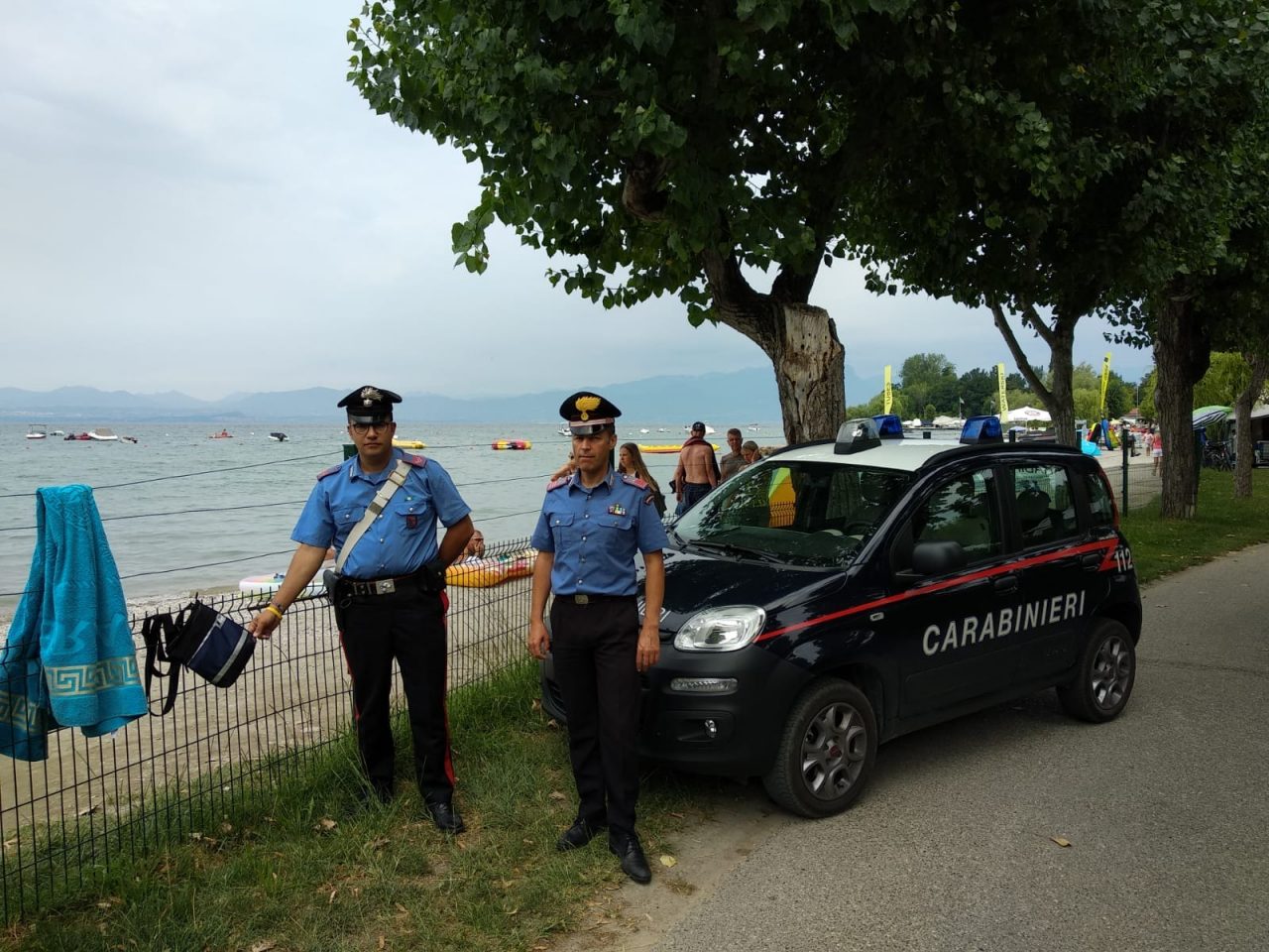 Ladro tenta di sottrarsi all’arresto gettandosi nel lago
