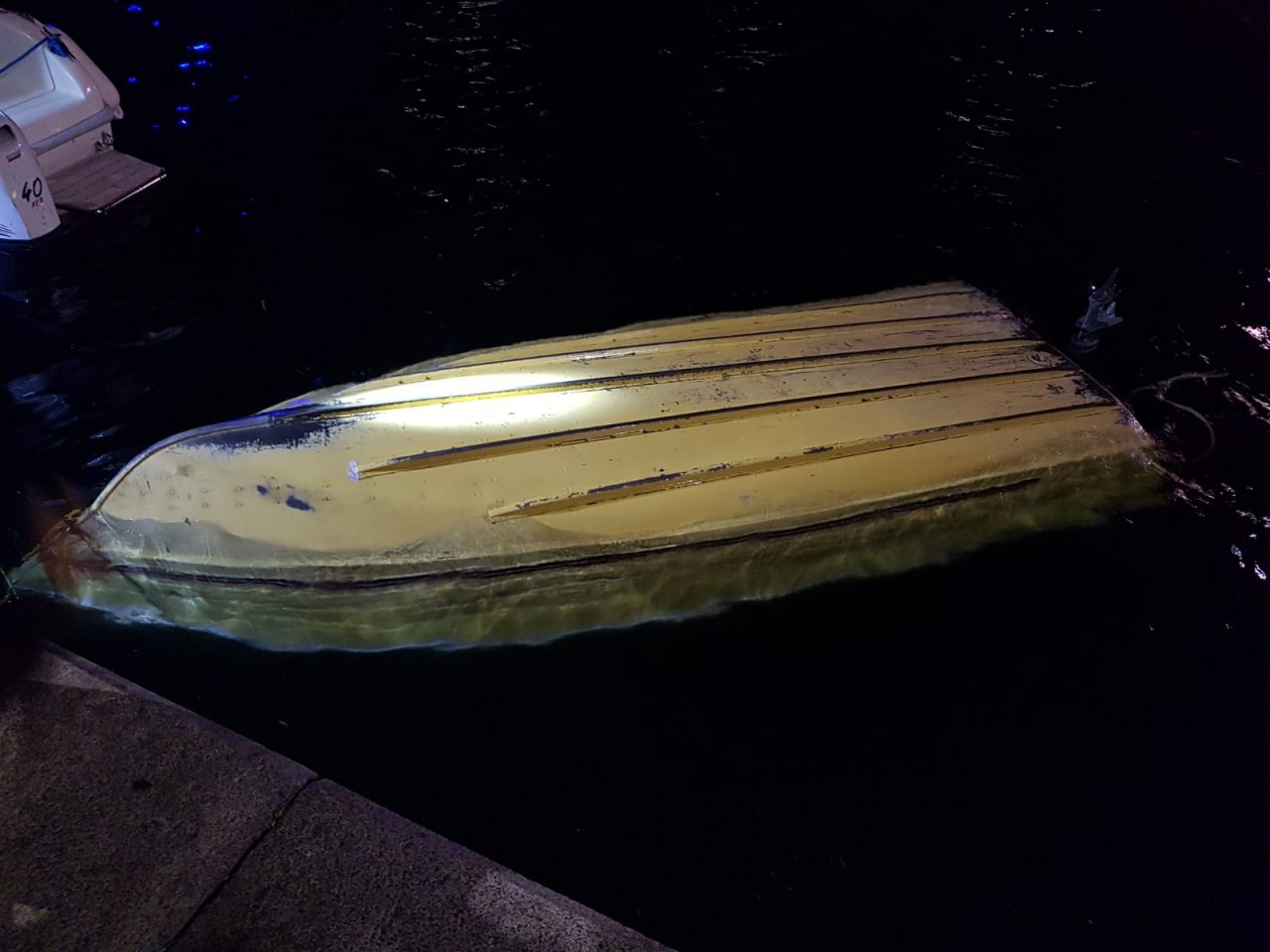 Barca ribaltata al largo del porto di Iseo