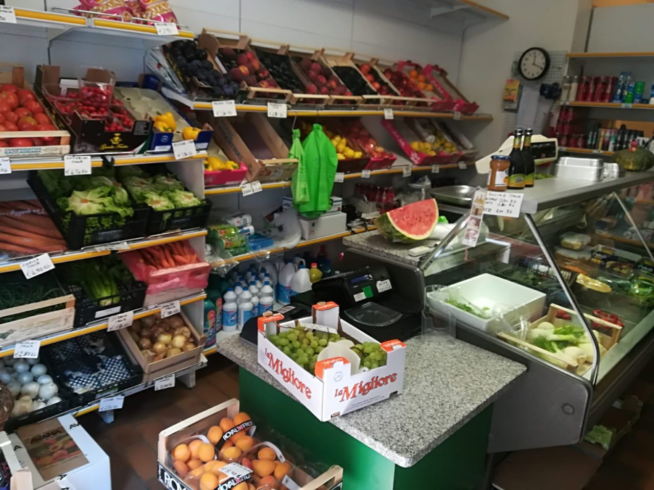 Piccoli negozi in difficoltà: a Capriano chiudono uno dopo l’altro