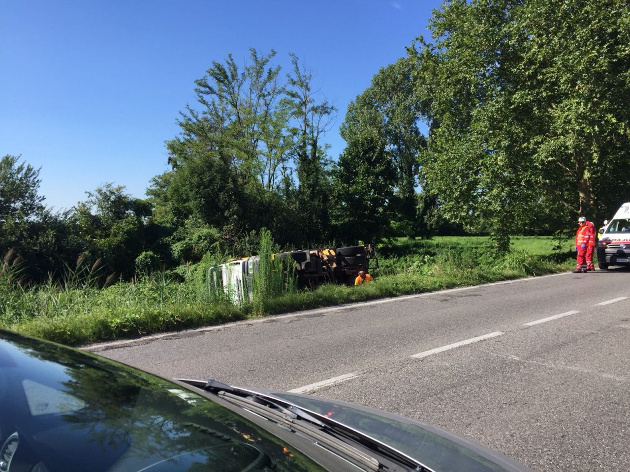 Camion ribaltato nelle Torbiere a Iseo