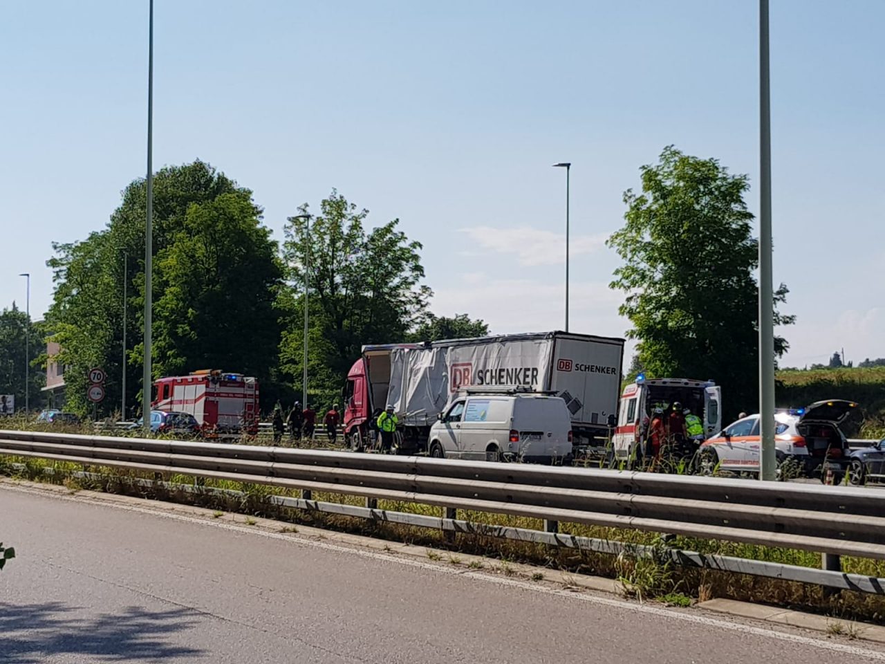 Camion perde materiale da lavoro sulla SP11