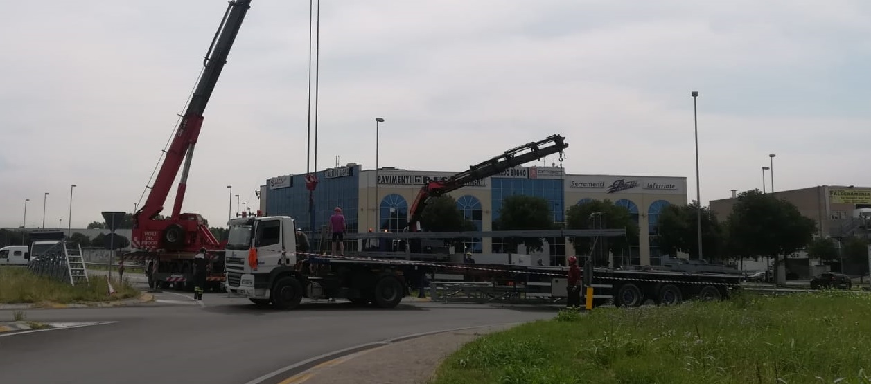 Camion perde il carico, traffico nella bassa