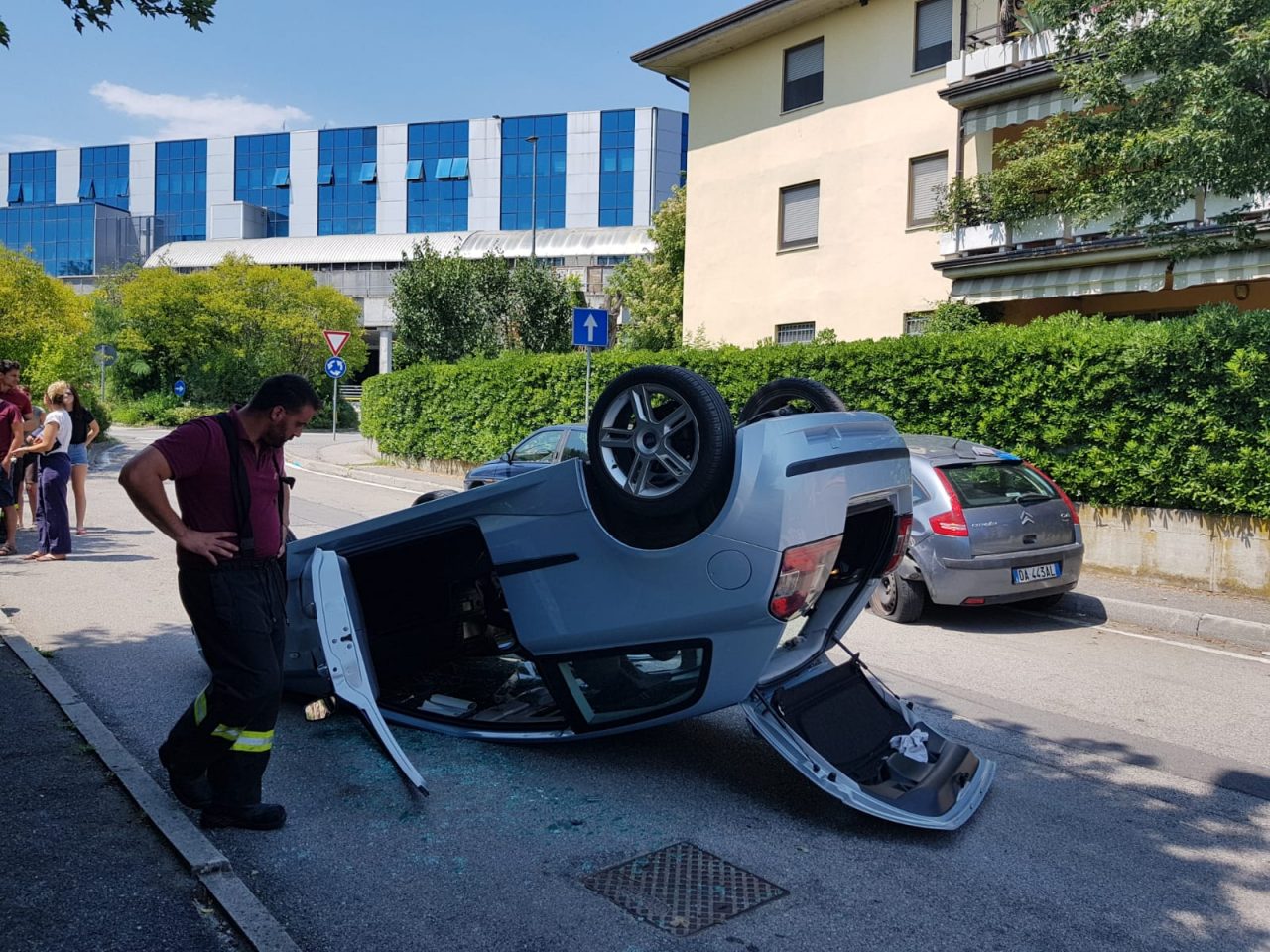 Ribaltamento in via Nikolajewka a Desenzano