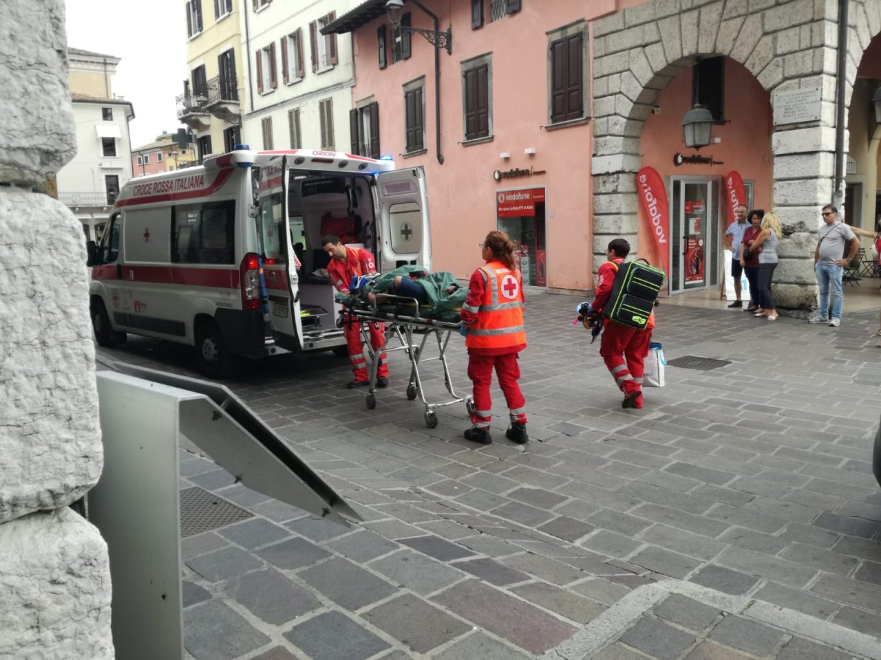 Donna cade in bici a Desenzano, trasportata in ospedale