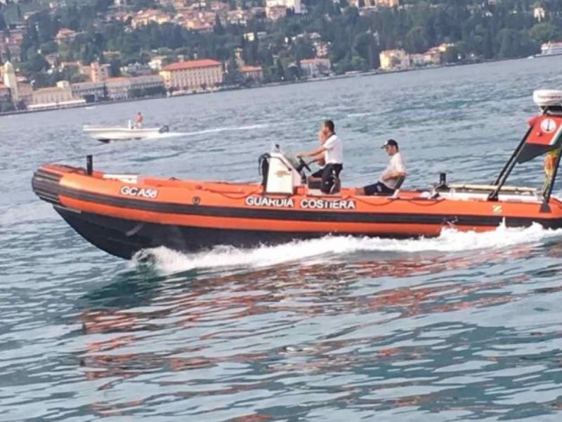 Malore fatale mentre è in barca, nulla da fare per un turista