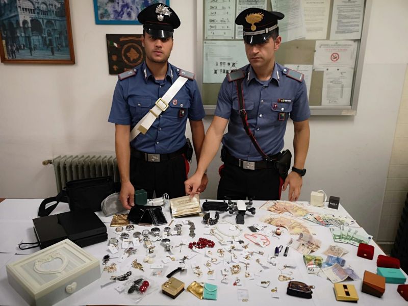 Topi d’appartamento acciuffati con ingente refurtiva: denunciati