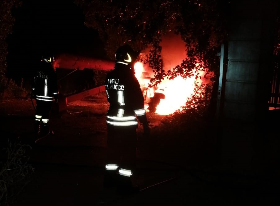 Auto in fiamme nella notte a San Felice