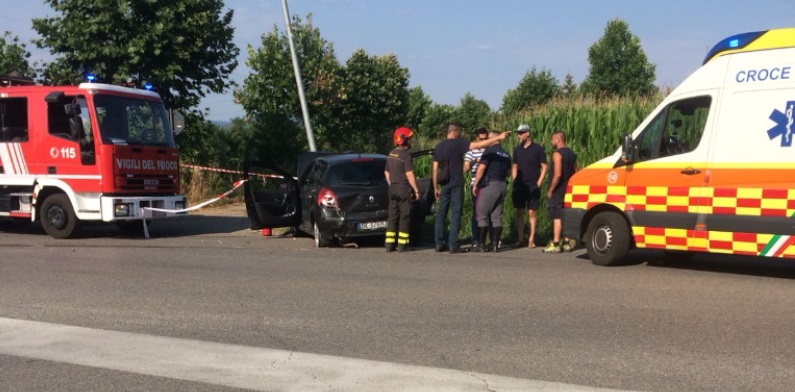 Incidente a Borgosatollo auto finisce contro un palo
