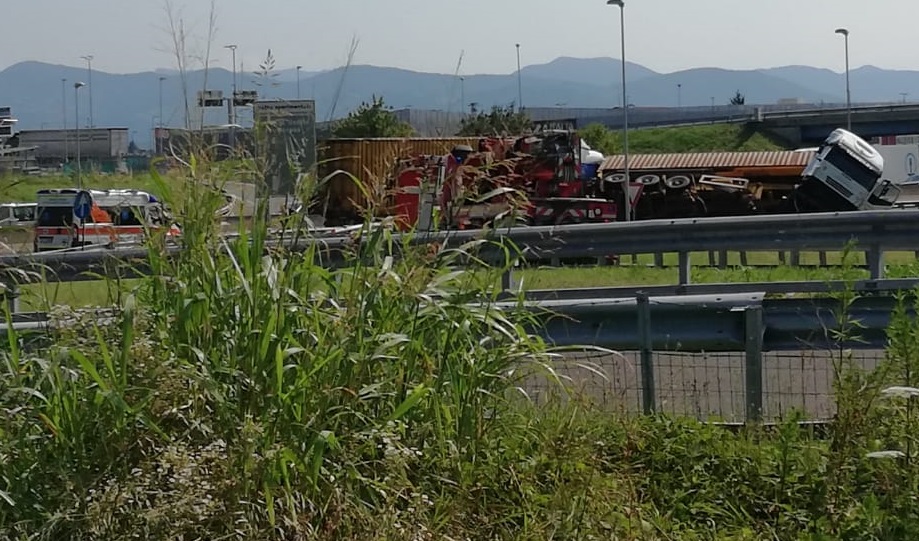 Incidente in A4, camion ribaltato all’altezza di Rovato