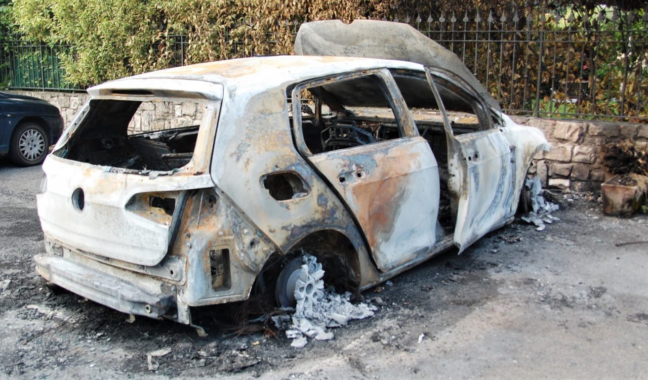 Bruciate di notte le auto di un carabiniere