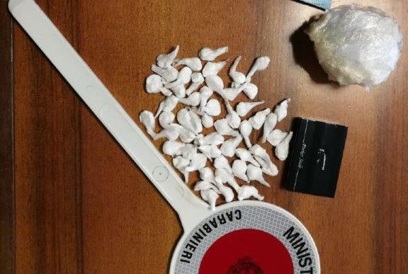 Cocaina nel bracciolo dell’auto: la pista porta al pusher marocchino