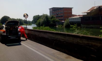 Si butta nell’Oglio e aggredisce le donne che cercano di aiutarlo