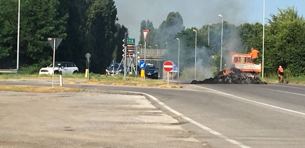 Balle di fieno a fuoco, fumo per centinaia di metri a Travagliato FOTO e VIDEO