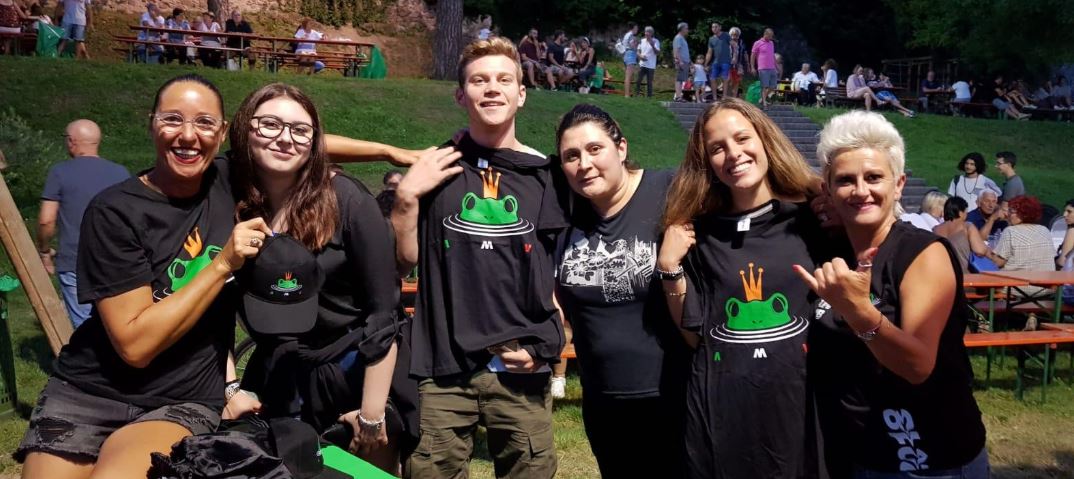 La rana del Garda nuota per aiutare Ornella