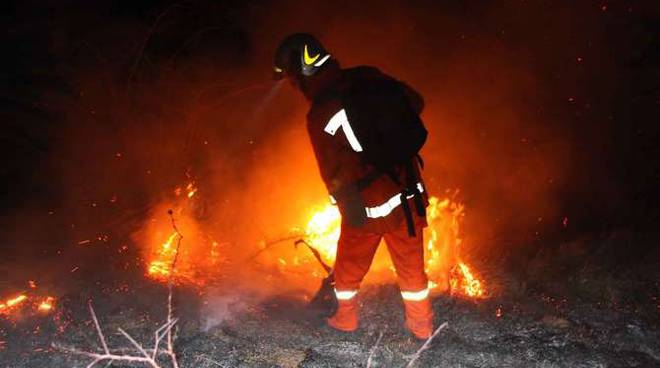 Ancora fiamme nel Bresciano, a fuoco la Valcamonica