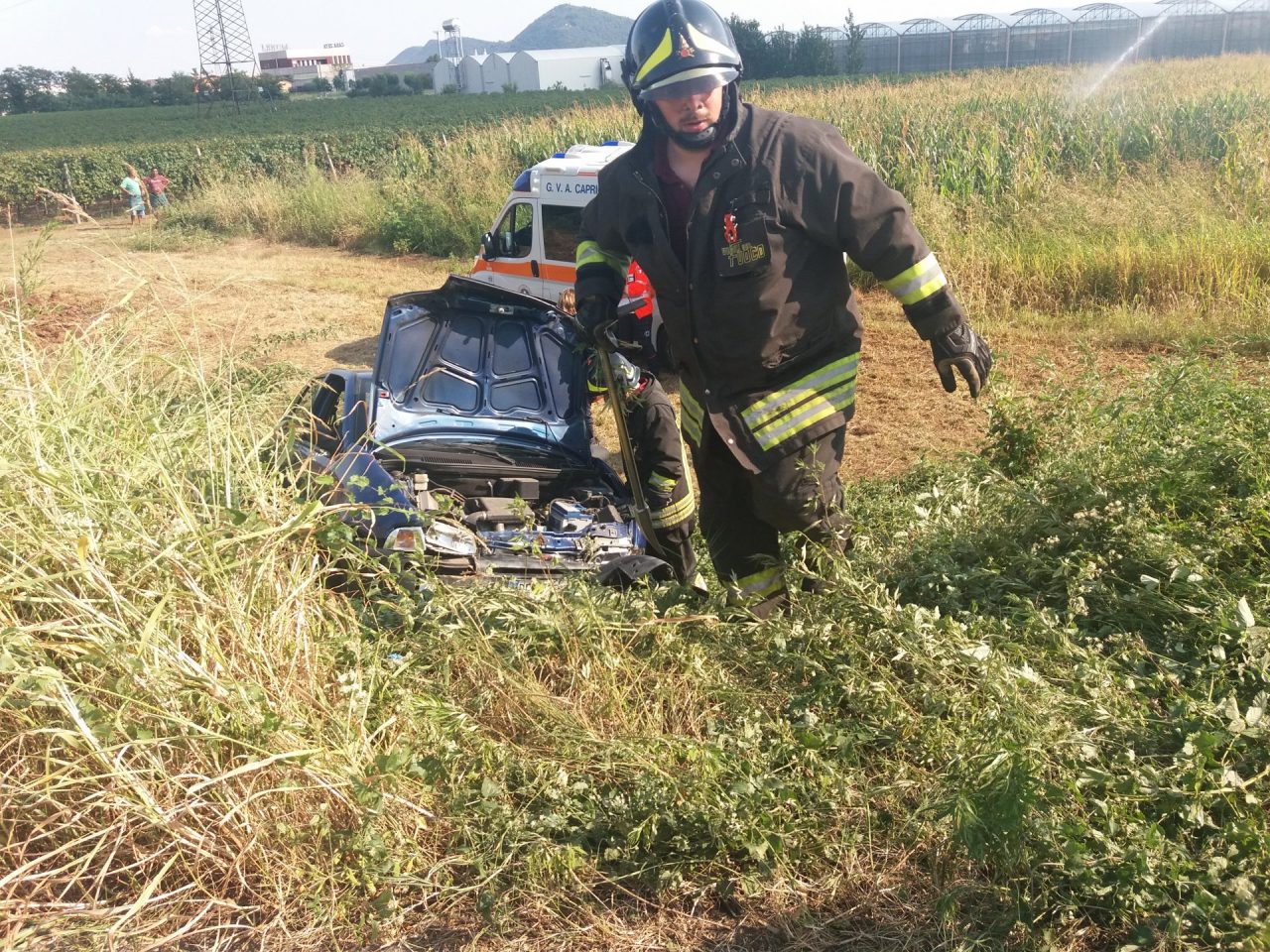 Auto fuori strada all’imbocco della tangenziale a Capriolo