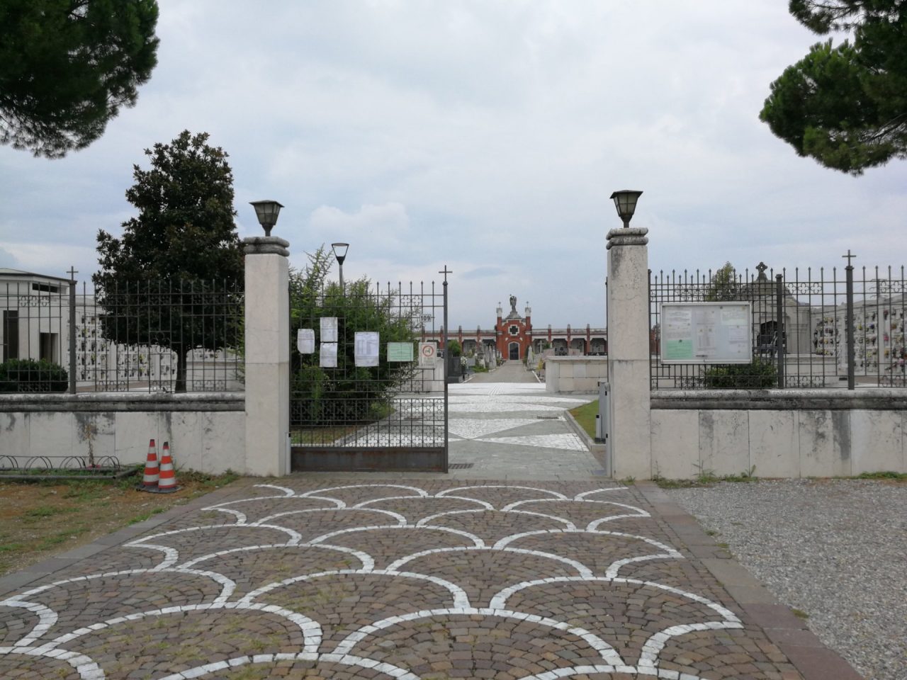 Degrado e sporcizia al cimitero di Orzivecchi