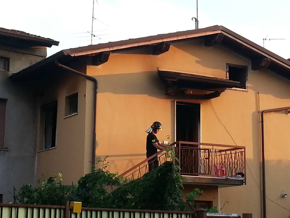 Incendio a Montichiari, bambino intossicato