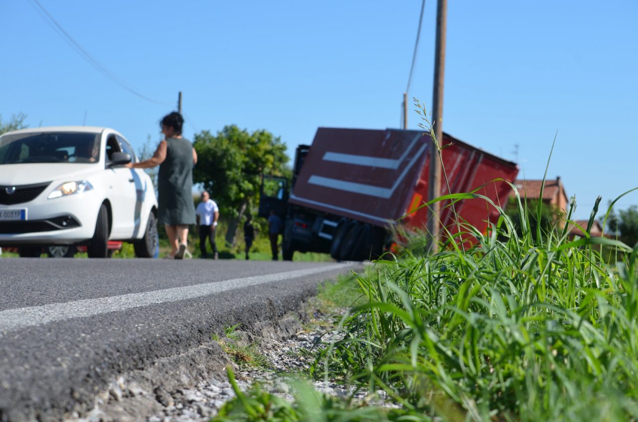 Camion si ribalta in strada Borgosatollo