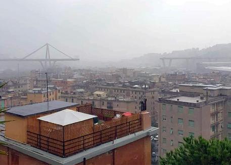 Crolla ponte autostradale a Genova, decine di morti