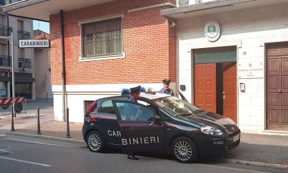 Sul motorino rubato afferra una borsetta, ma rimane a piedi