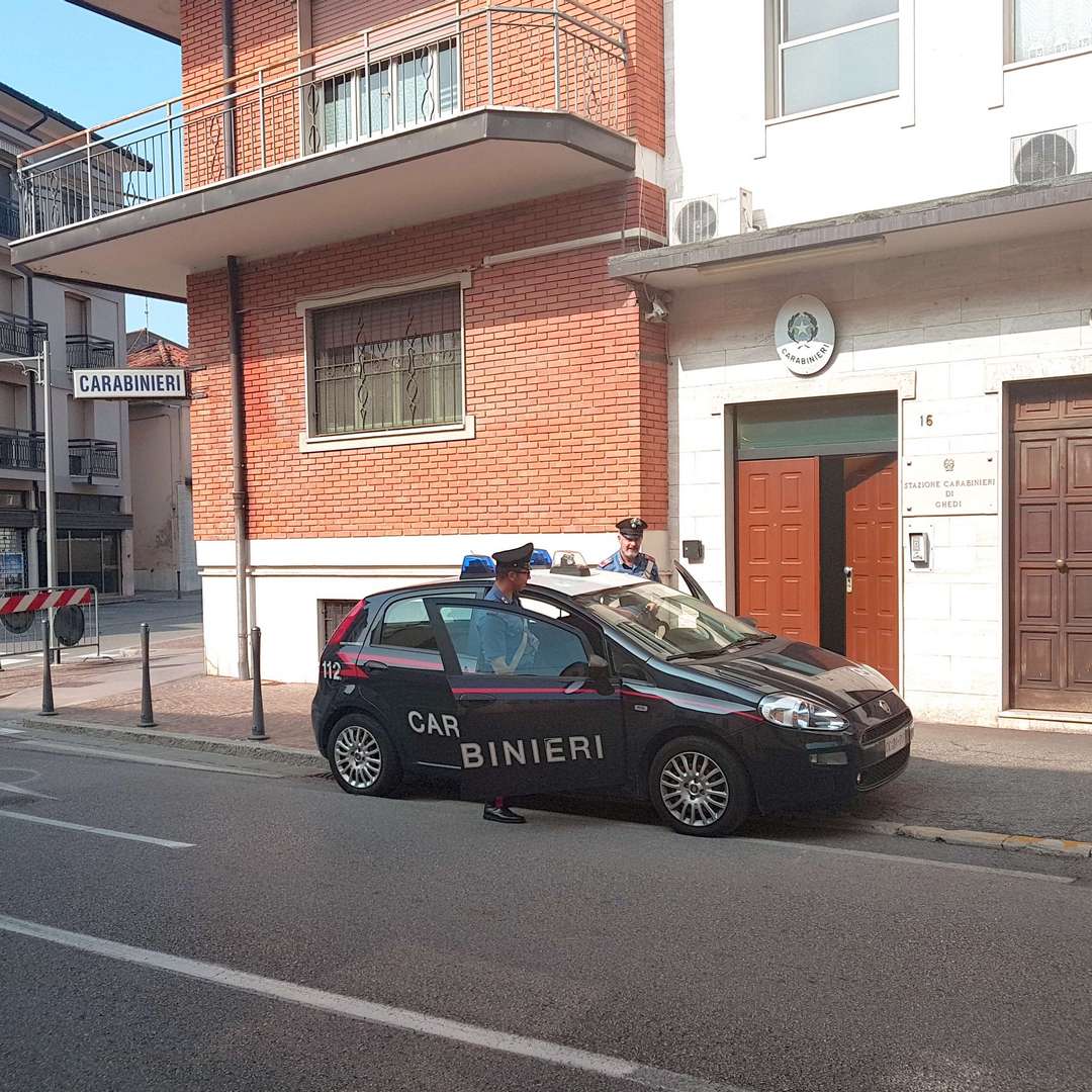 Sul motorino rubato afferra una borsetta, ma rimane a piedi
