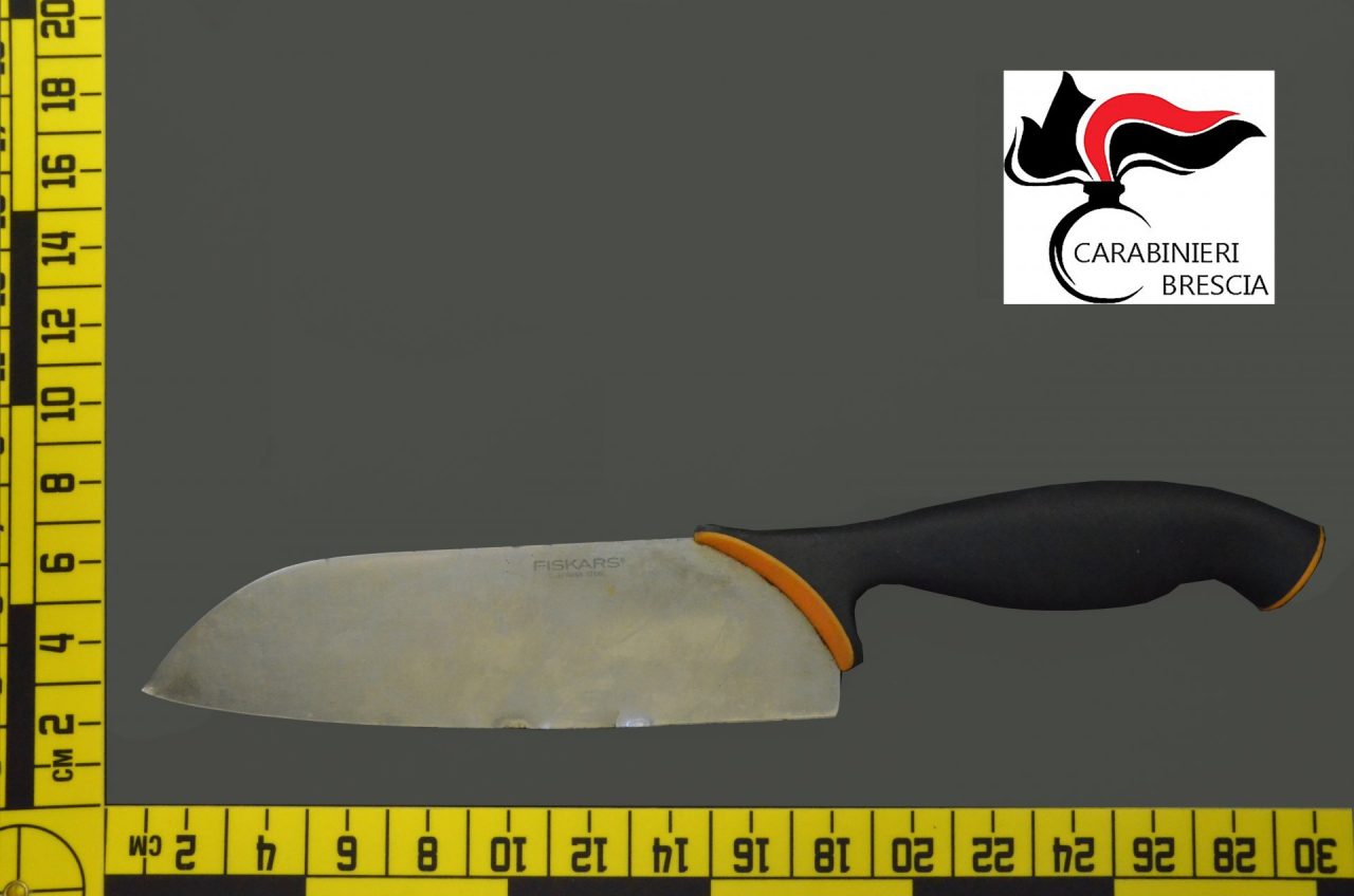 Lite violenta con un coltello da cucina. Nigeriano denunciato