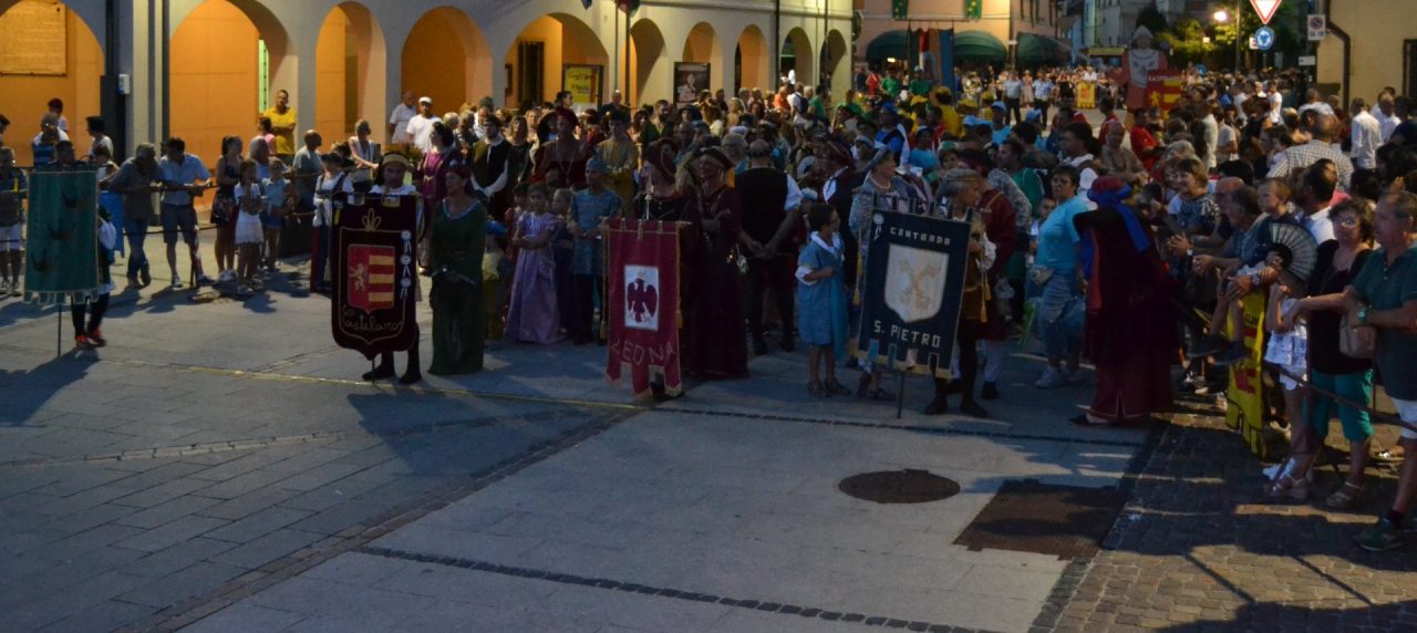 Palio delle Contrade Grande festa nella Urago medievale I VIDEO