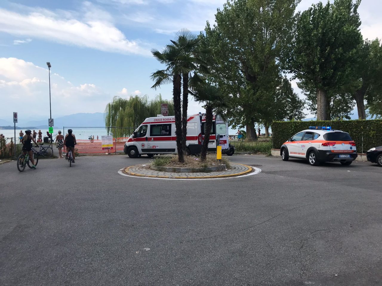 Annegamento a Sirmione, uomo picchia la testa sul fondale