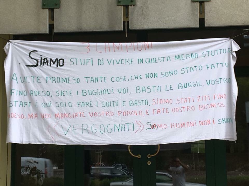 Richiedenti asilo protestano contro la struttura che li ospita sul Garda