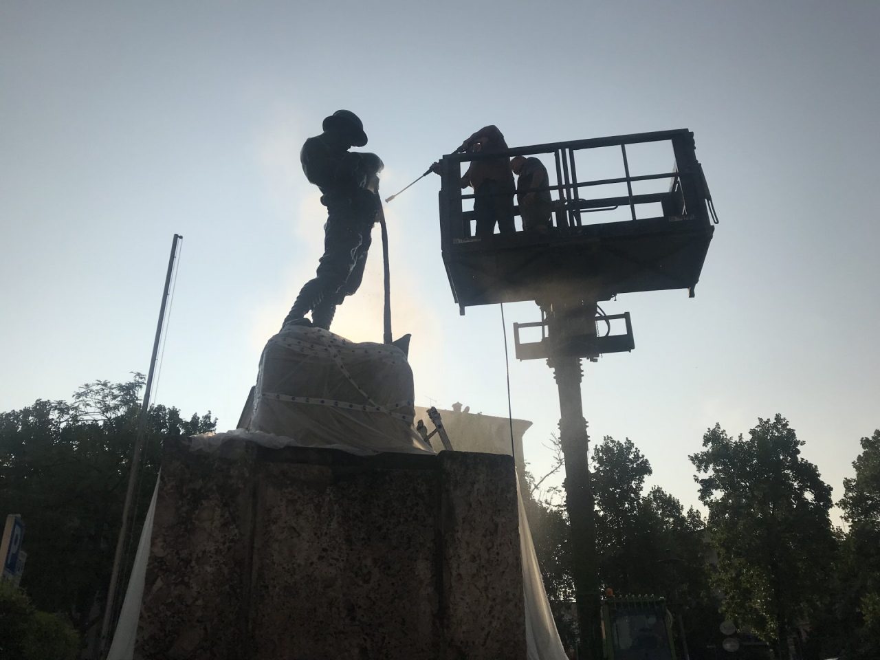 Alpini all’opera per ripulire il monumento ai Caduti a Chiari FOTO E VIDEO