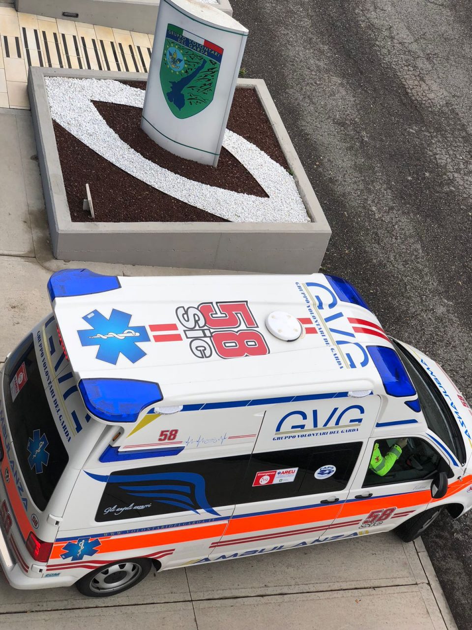 Incidente in via del Panorama a Salò: si ribalta un furgone