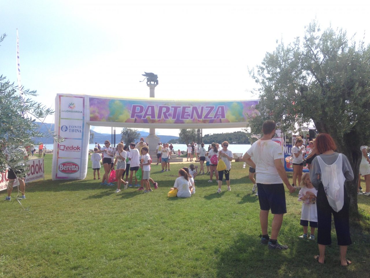 Un tuffo nei colori a Salò: grande successo per la seconda Color Run