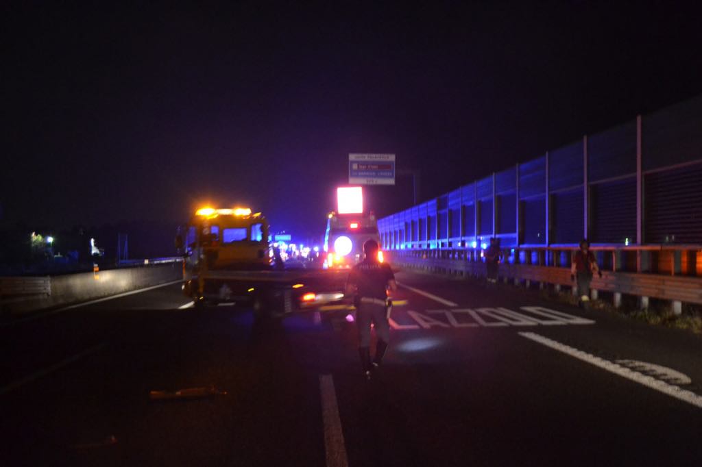 Incidente notturno sulla A4. Coinvolte sei persone FOTO e VIDEO