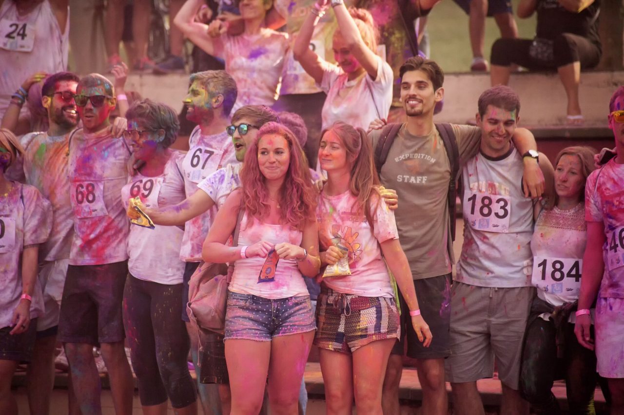 A Paratico il primo holi party del lago di Iseo VIDEO