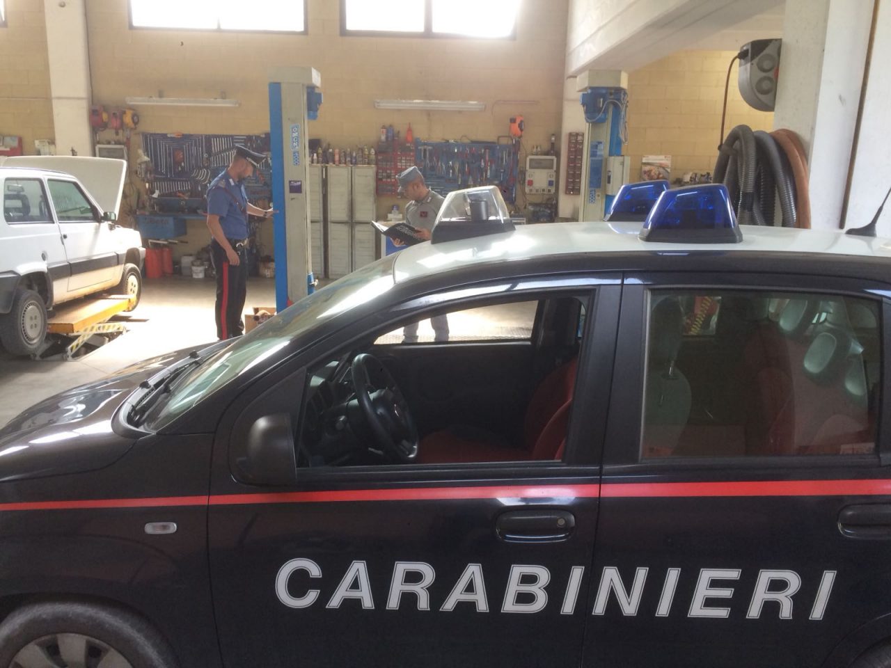 Si costruisce un’auto-officina in casa: le violazioni edilizie in Valtenesi