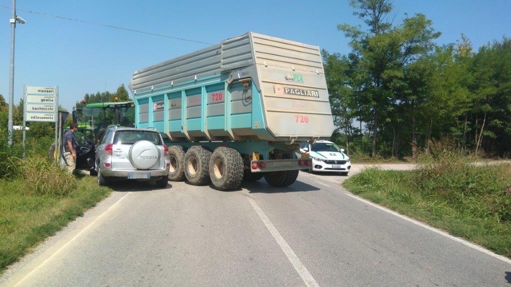 Auto contro mezzo agricolo a Pavone