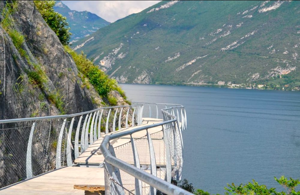 Elicottero in ispezione sopra la passerella di Limone