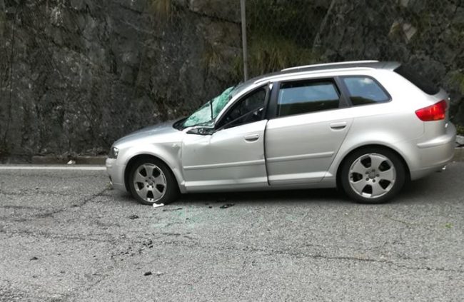 Masso cade su un’auto in Val di Scalve, gli amministratori insorgono