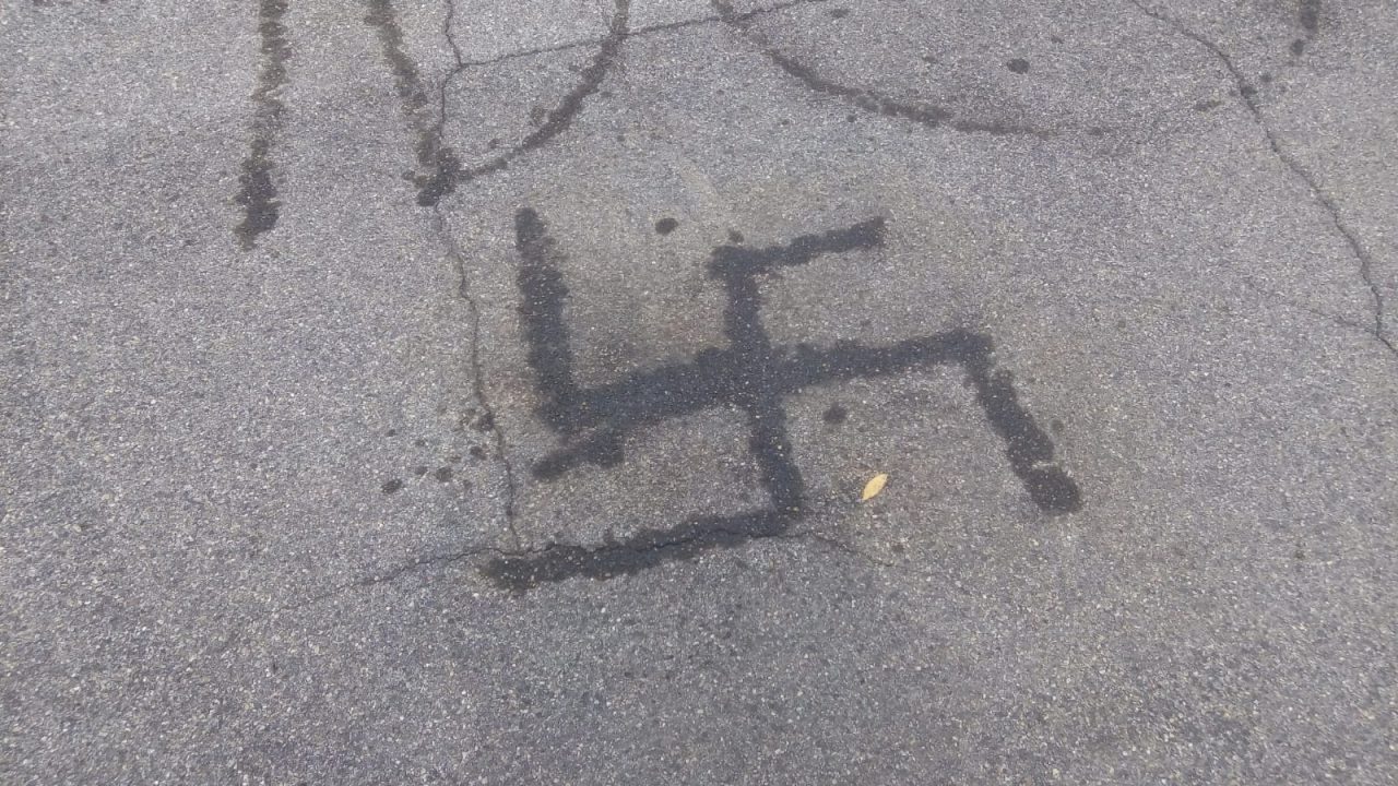 Svastica fuori casa “Non mi vogliono perché rumeno”