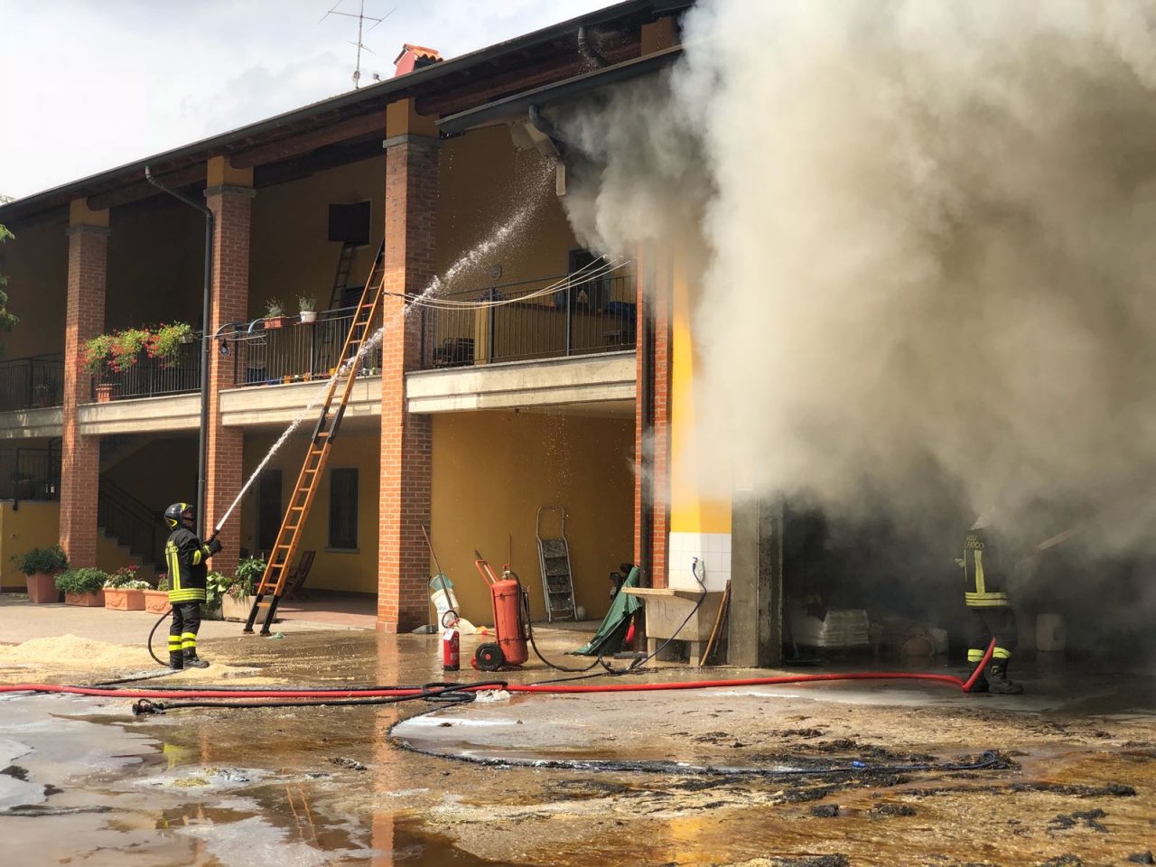 Cascina a fuoco in via Francesca a Urago VIDEO e FOTO