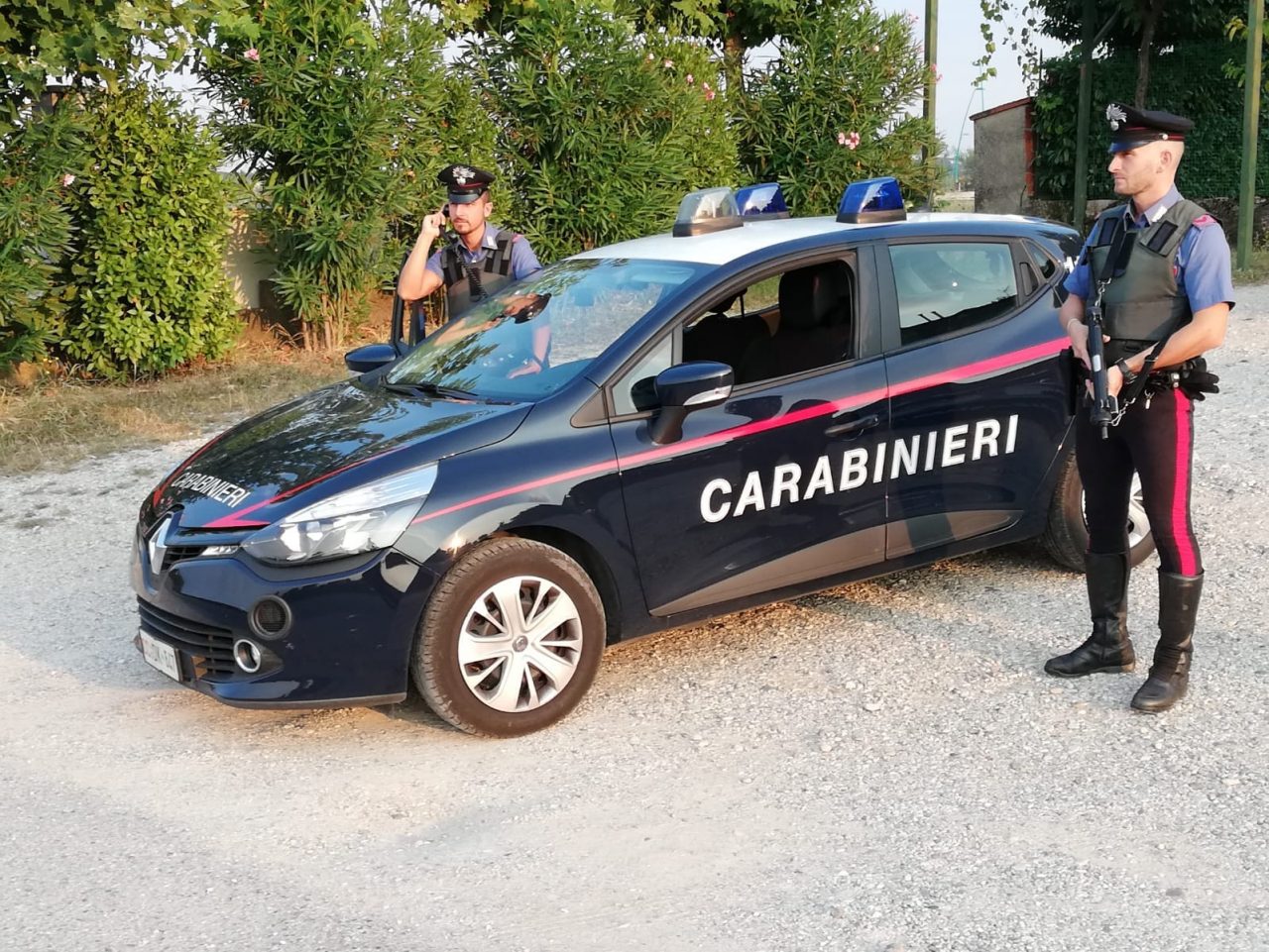 Finge di essere suo fratello, arrestato