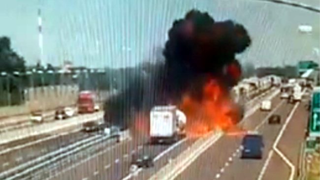 Esplode camion a Bologna, si apre voragine sulla A14: morti e feriti VIDEO