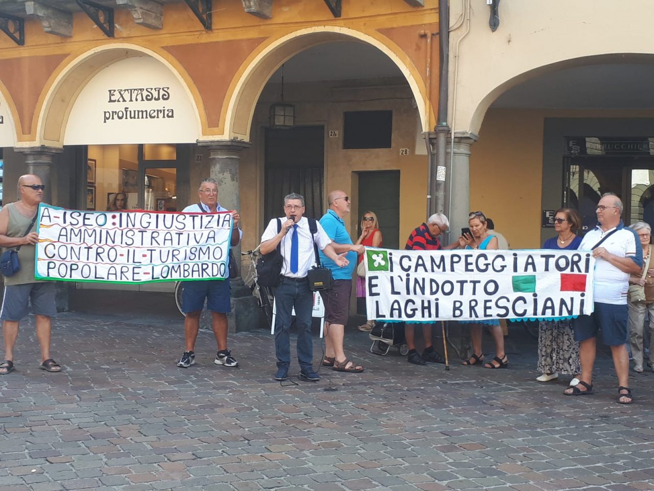 Campeggiatori di Iseo ancora in piazza contro l’ordinanza di demolizione VIDEO