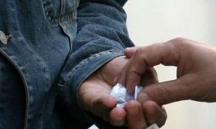 Involucri contenenti droga tra Sarezzo e Lumezzane: due in manette
