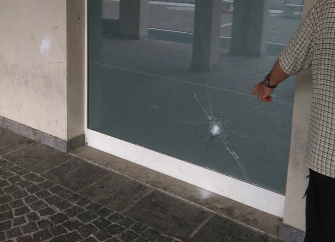 Rompe vetrina in piazza del Granaio a Chiari: espulso