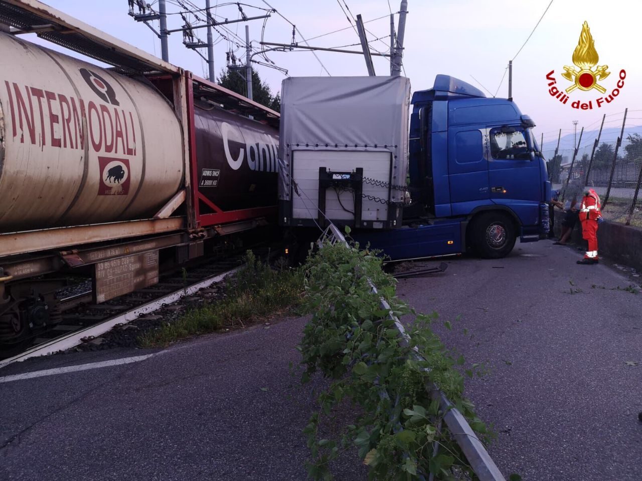 Incidente ferroviario alle prime luci dell’alba, treno merci finisce contro tir VIDEO